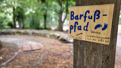 Schild Barfu&szlig;pfad  (Bild vergr&ouml;&szlig;ern)