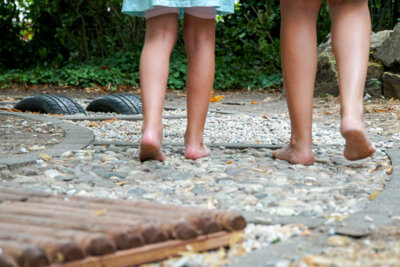 Kinderbeine auf dem Barfu&szlig;pfad  (Bild vergr&ouml;&szlig;ern)
