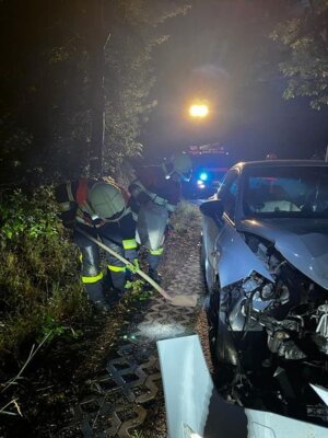 Foto des Albums: Technische Hilfe Klein - PKW gegen Baum 07/23