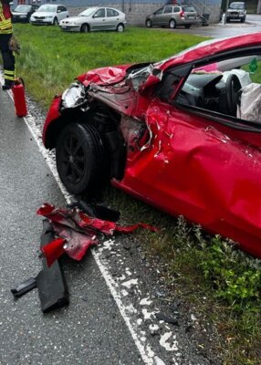 Foto des Albums: Technische Hilfe Groß - Feuerwehrfahrzeug überschlagen 08/23