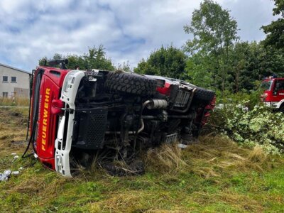 Foto des Albums: Technische Hilfe Groß - Feuerwehrfahrzeug überschlagen 08/23