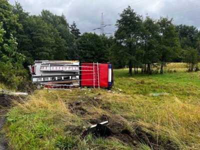 Foto des Albums: Technische Hilfe Groß - Feuerwehrfahrzeug überschlagen 08/23