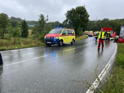 Foto des Albums: Technische Hilfe Groß - Feuerwehrfahrzeug überschlagen 08/23