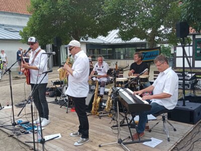 Foto des Albums: Sommer am Fluss  / Frühschoppen