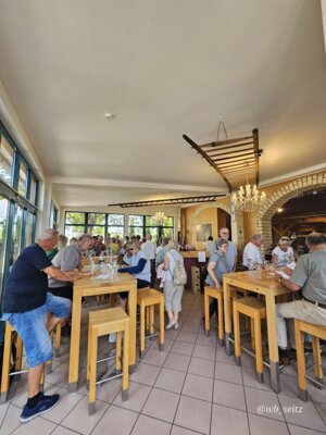 Platz einnehmen im Weinhaus Schr&ouml;der  (Bild vergr&ouml;&szlig;ern)