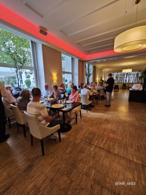 Gemeinsames Abendessen  (Bild vergr&ouml;&szlig;ern)