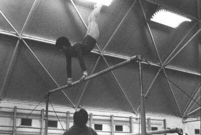 Vorschaubild: Annelore Zinke, die 1974 in Varna Weltmeisterin am Stufenbarren wurde, beim Schauturnen                  (im Hintergrund der Trainer weiblich (KJS Forst) Klaus Helbeck)