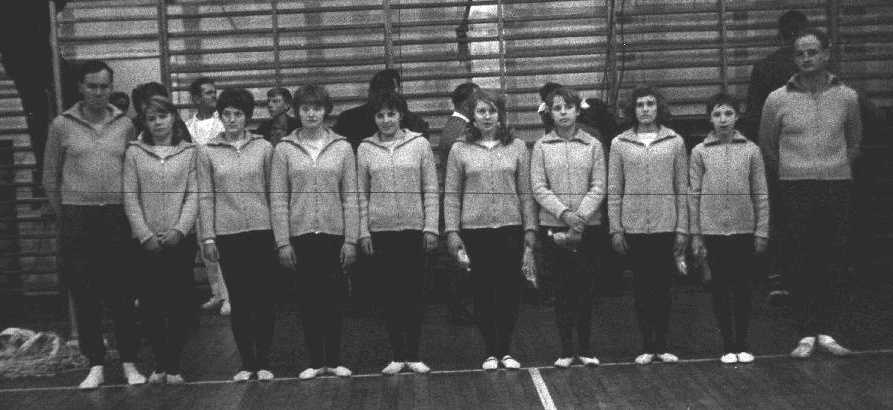Bild: Die komplette Frauenmannschaft von Lauchhammer, rechts der verantwortliche Trainer Gerhard Kaubisch, links Götz Krosche als Kampfrichter