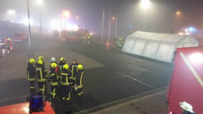 Einsatzbesprechung der Logistikeinheit  (Bild vergr&ouml;&szlig;ern)