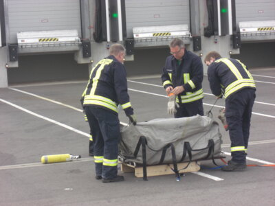 Ein Schnelleinsatzzelt wird zum Aufblasen in Position gebracht  (Bild vergr&ouml;&szlig;ern)