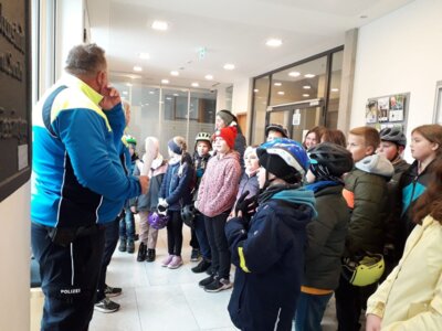 Foto des Albums: Die vierten Klassen auf dem Weg zum Fahrradführerschein