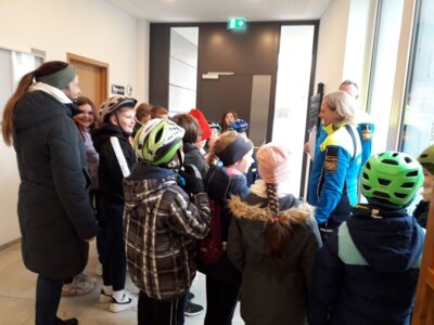 Foto des Albums: Die vierten Klassen auf dem Weg zum Fahrradführerschein