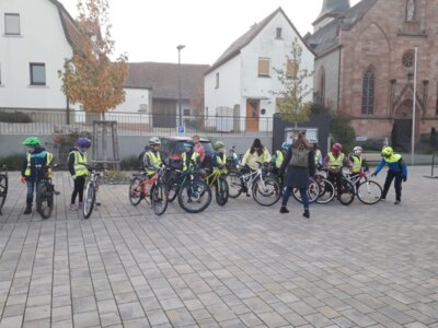 Foto des Albums: Die vierten Klassen auf dem Weg zum Fahrradführerschein