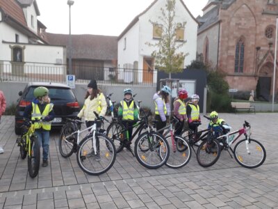 Foto des Albums: Die vierten Klassen auf dem Weg zum Fahrradführerschein