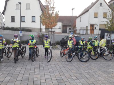 Foto des Albums: Die vierten Klassen auf dem Weg zum Fahrradführerschein