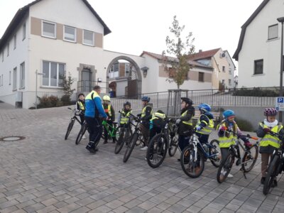 Foto des Albums: Die vierten Klassen auf dem Weg zum Fahrradführerschein