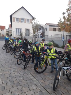 Foto des Albums: Die vierten Klassen auf dem Weg zum Fahrradführerschein