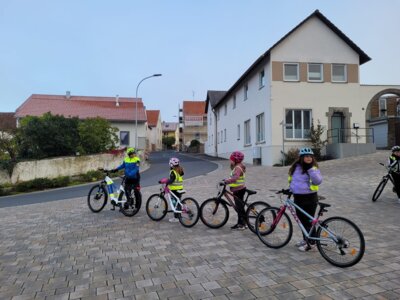Foto des Albums: Die vierten Klassen auf dem Weg zum Fahrradführerschein