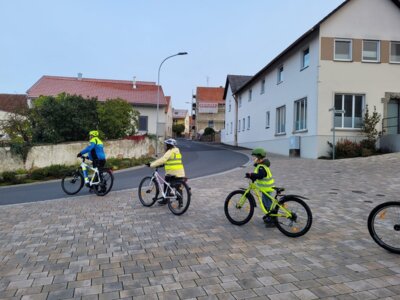 Foto des Albums: Die vierten Klassen auf dem Weg zum Fahrradführerschein