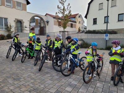Foto des Albums: Die vierten Klassen auf dem Weg zum Fahrradführerschein