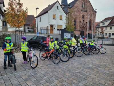 Foto des Albums: Die vierten Klassen auf dem Weg zum Fahrradführerschein