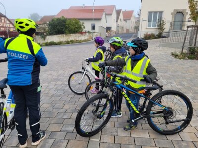 Foto des Albums: Die vierten Klassen auf dem Weg zum Fahrradführerschein