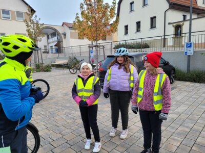 Foto des Albums: Die vierten Klassen auf dem Weg zum Fahrradführerschein
