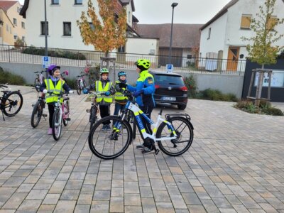 Foto des Albums: Die vierten Klassen auf dem Weg zum Fahrradführerschein