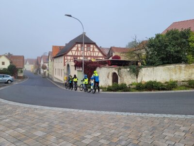 Foto des Albums: Die vierten Klassen auf dem Weg zum Fahrradführerschein