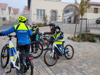 Foto des Albums: Die vierten Klassen auf dem Weg zum Fahrradführerschein