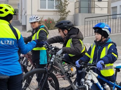 Foto des Albums: Die vierten Klassen auf dem Weg zum Fahrradführerschein