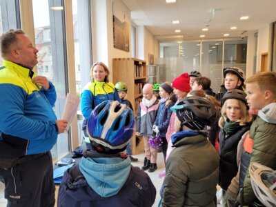 Foto des Albums: Die vierten Klassen auf dem Weg zum Fahrradführerschein