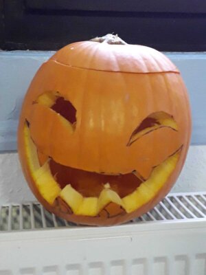 Foto des Albums: Kürbisschnitzen im Gemeindehaus- Umzug an Halloween
