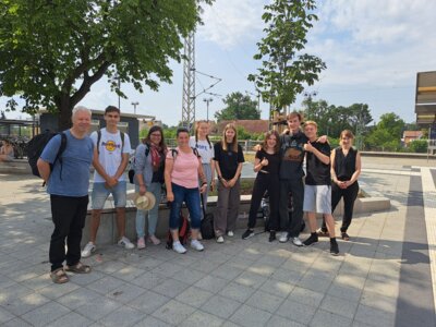 Am 10.07.2023 treffen sich die deutschen Musiker, um mit der Bahn zum BER zu fahren,.  (Bild vergr&ouml;&szlig;ern)