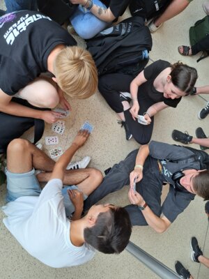 Zeitvertreib am Flughafen  (Bild vergr&ouml;&szlig;ern)