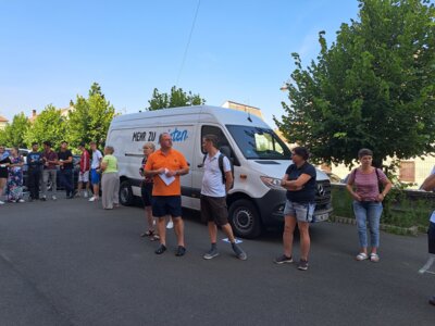 In einer gro&szlig;en Gespr&auml;chsrunde haben die Musiker ihre W&uuml;nsche an die gemeinsame Woche ge&auml;u&szlig;ert. Hier auf dem Bild unser Projektleiter Holger aus Deutschland, Orchesterleiter Andrej aus Rum&auml;nien und unsere Dolmetscherin und Musikerin Lisa aus Deutschland.  (Bild vergr&ouml;&szlig;ern)