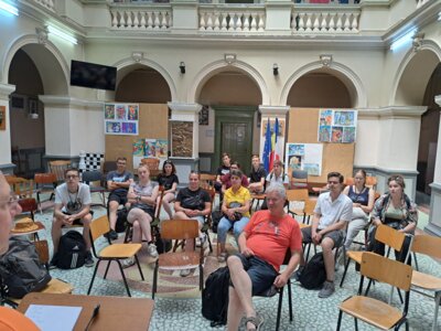 Die deutschen Musiker warten auf die Abreise zum n&auml;chsten Konzert.  (Bild vergr&ouml;&szlig;ern)