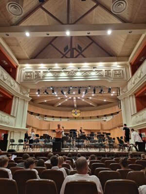 Kurz vor dem Konzert in der Philharmonie Sibiu.  (Bild vergr&ouml;&szlig;ern)