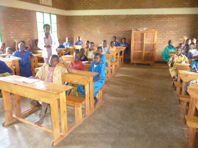 11 2012 Neuer Klassenraum Murambi 