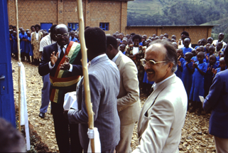 1 1989 Einweihung Primarschule Muhororo, re  Klaus Schmitt 