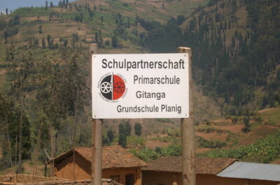 7 2009 EP-Gitanga Schild Schulpartnerschaft Planig 