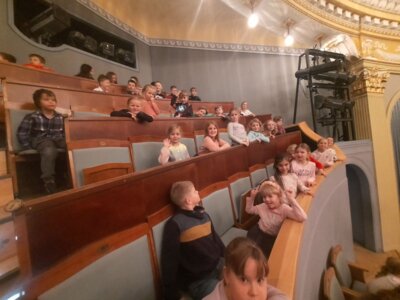 Foto des Albums: Theaterfahrt der Wollbacher Kinder ins Staatstheater nach Meiningen