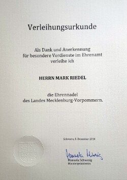 Foto des Albums: Anläßlich des Tag des Ehrenamtes wurde unserem Vereinsvorsitzenden Mark Riedel und Helmut Rakow in Schwerin die Ehrennadel des Landes Mecklenburg - Vorpommern verliehen.