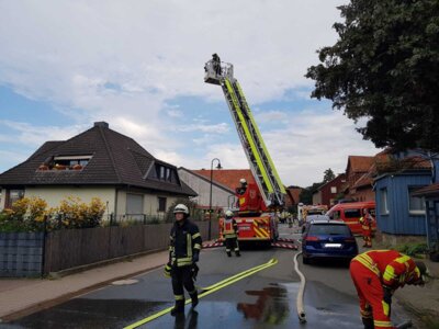 Die Drehleiter f&auml;hrt in Stellung w&auml;hrend unser Angiffstrupp innen t&auml;tig ist.  (Bild vergr&ouml;&szlig;ern)