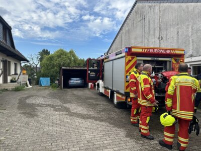 Fahrzeug und Kameraden aus Altenhagen  (Bild vergr&ouml;&szlig;ern)