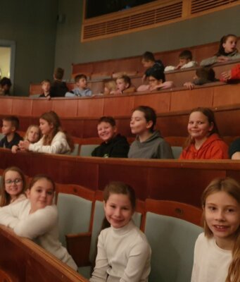Foto des Albums: Theaterfahrt der Hollstädter Schulkinder in das Staatstheater Meiningen