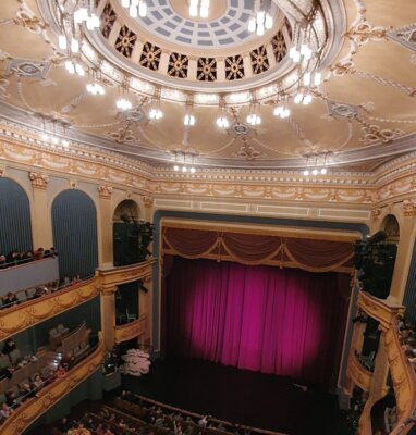 Foto des Albums: Theaterfahrt der Hollstädter Schulkinder in das Staatstheater Meiningen
