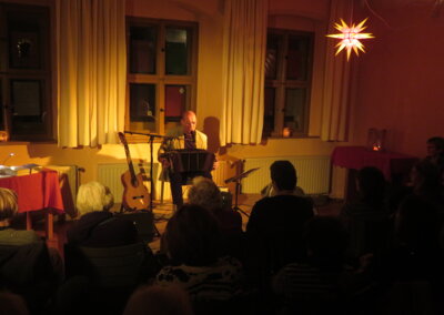 Fotoalbum Ein intensiver Konzertabend im Gemeindehaus mit STEPHAN KRAWCZYK - tiefgehende Texte zu Gitarre und Bandoneon