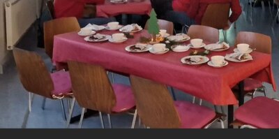 Festlich eingedeckte Tische  (Bild vergr&ouml;&szlig;ern)