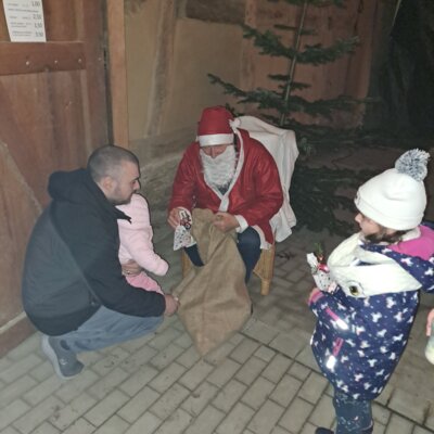 Der Nikolaus besuchte die J&uuml;ngsten  (Bild vergr&ouml;&szlig;ern)
